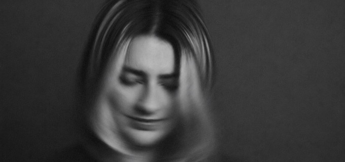 Scena pop-indie autohtonă are un nou nume: Antonia Roman debutează la 19 ani cu albumul „Mechanics of the Heart”