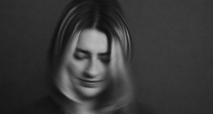 Scena pop-indie autohtonă are un nou nume: Antonia Roman debutează la 19 ani cu albumul „Mechanics of the Heart”