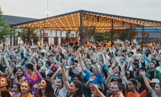 Sun Leader extinde infrastructura turistică de la Castelul Bethlen-Haller la o suprafață de 2.600 de metri pătrați outdoor amenajați cu pergole retractabile