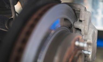 Plăcuțe frână zgomotoase? 10 cauze frecvente și soluții rapide