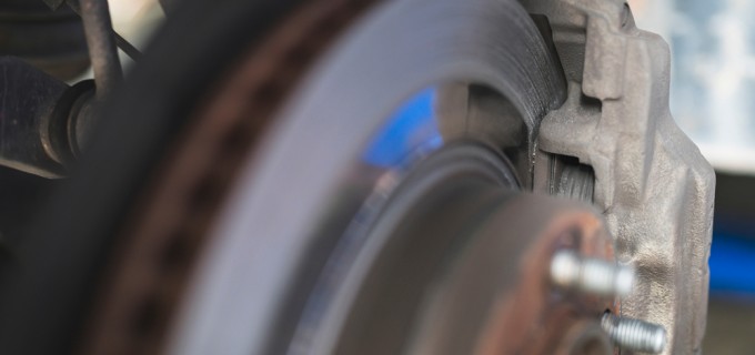Plăcuțe frână zgomotoase? 10 cauze frecvente și soluții rapide