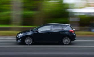 În ce mod îți scurtează viteza durata de viață a anvelopelor și cât de repede se întâmplă asta