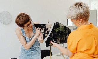 Adezivul pentru piatră naturală în lucrări de reparație și restaurare: cum alegi soluția potrivită