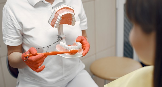 Importanța prevenirii afecțiunilor care pot afecta dantura pe termen lung