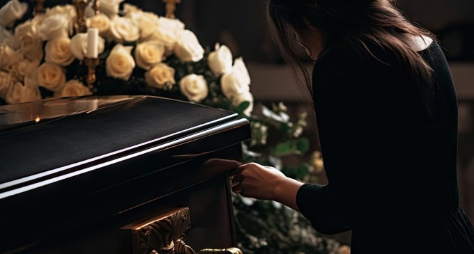 Cum alegi modelul potrivit de sicriu pentru ceremonia funerara