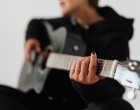 Chitara acustică nu se strică peste noapte: primele semne apar la corzi și în lemn