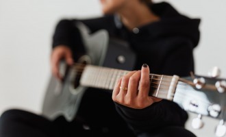 Chitara acustică nu se strică peste noapte: primele semne apar la corzi și în lemn