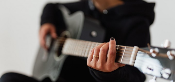 Chitara acustică nu se strică peste noapte: primele semne apar la corzi și în lemn