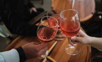 Vin rose – cum se alege când culoarea nu îți spune totul