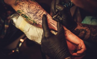 Cât costă un tatuaj în București și de ce două modele mici pot avea prețuri diferite?