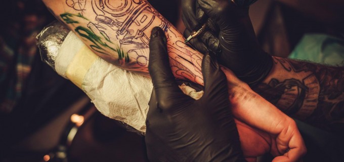 Cât costă un tatuaj în București și de ce două modele mici pot avea prețuri diferite?