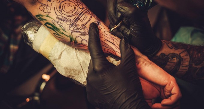 Cât costă un tatuaj în București și de ce două modele mici pot avea prețuri diferite?