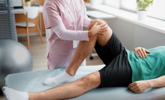 Recuperare după operație de genunchi: de ce protocolul personalizat face diferența față de cel standard
