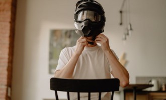 Casca moto enduro după o zi pe traseu: de ce uscarea căptușelii ar trebui să fie primul pas