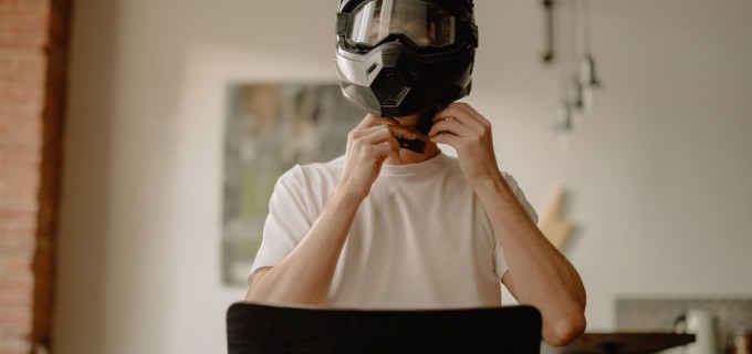 Casca moto enduro după o zi pe traseu: de ce uscarea căptușelii ar trebui să fie primul pas