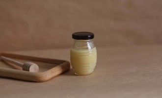 Ce se întâmplă cu lăptișorul de matcă uitat pe masă câteva ore. Cum îți dai seama dacă s-a stricat sau dacă mai e bun pentru consum?