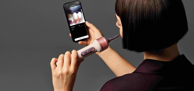 Dyson lansează CameraJet™: singura periuță de dinți cu cameră și jet, pentru curățarea spațiilor dintre dinți și îndepărtarea plăcii bacteriene