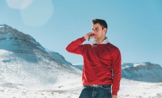 Layering de iarnă pentru bărbați: formula în 3 straturi care arată bine și funcționează