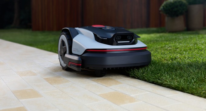 Roborock își extinde gama de soluții inteligente pentru îngrijirea gazonului cu RockNeo Q2 LiDAR, prezentat la IFA 2026