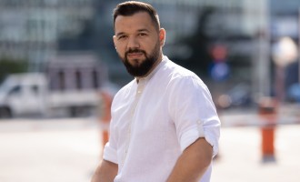 Date Compari.ro: cumpărăturile pentru întoarcerea la școală accelerează în august, interesul pentru caiete crește cu 372%, iar pentru creioane cu 309%
