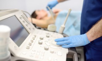 Ecografia mamară în cazul implanturilor: când este recomandată și ce poate evidenția?