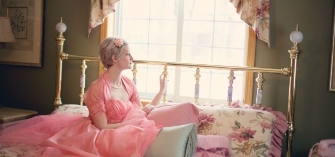 Stilul vintage revine în amenajări: UITE cum integrezi broderiile și motivele florale într-un decor modern