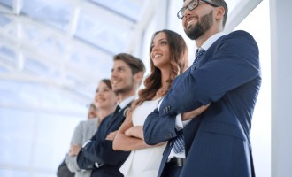 Marketing de conținut B2B: de ce un ciclu lung de vânzare cere articole, nu reclame
