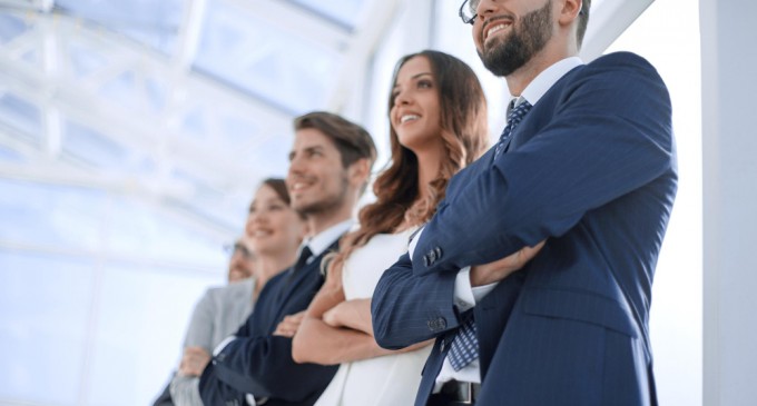 Marketing de conținut B2B: de ce un ciclu lung de vânzare cere articole, nu reclame