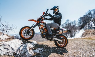 Echipamentul enduro care susține controlul și confortul pe traseu