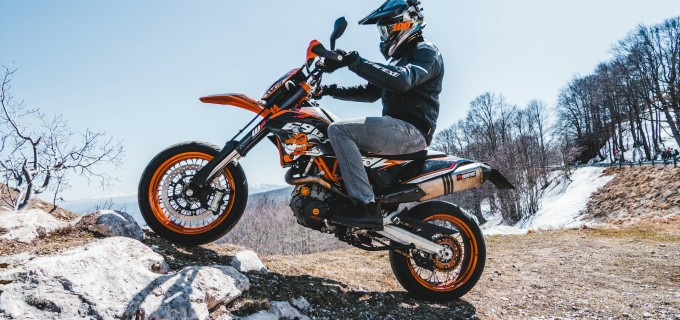 Echipamentul enduro care susține controlul și confortul pe traseu