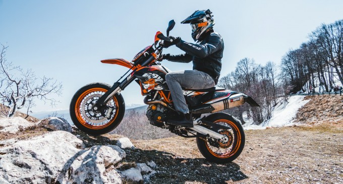 Echipamentul enduro care susține controlul și confortul pe traseu