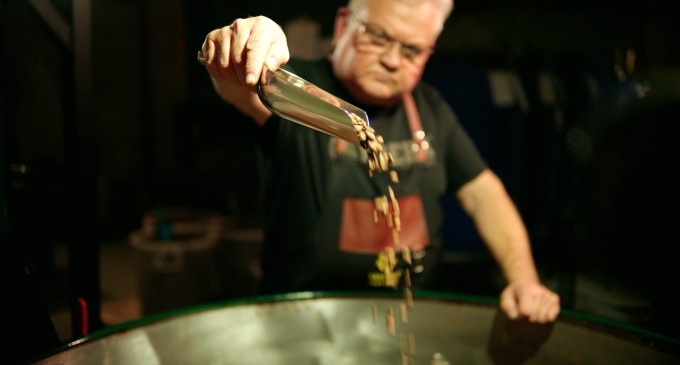 Cum alegi boabele de cafea potrivite pentru aparatul tău de acasă