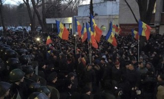 Proteste violente la Chişinău după votul Parlamentului în favoarea Guvernului Pavel Filip !