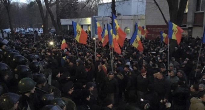 Proteste violente la Chişinău după votul Parlamentului în favoarea Guvernului Pavel Filip !