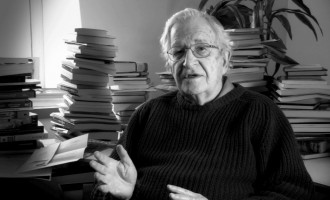 Scriitorul și lingvistul Noam Chomsky avertizează asupra pericolului unui război nuclear devastator!