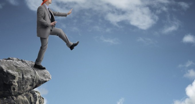 UNDE E LUMINA PROMISĂ A DEMOCRAȚIEI???