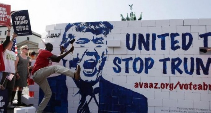 INCREDIBIL! Activiştii anti-Trump au dărâmat un „Zid al Berlinului“ cu figura lui Trump în faţa Porţii Brandenburg