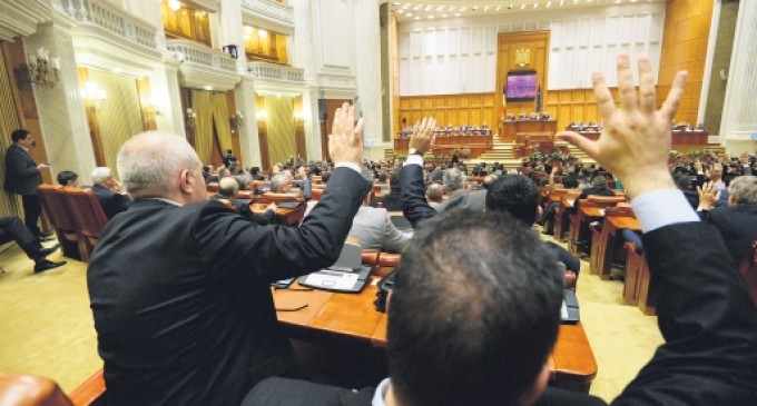 Senatul a adoptat ordonanța care îi avantajează pe plagiatori