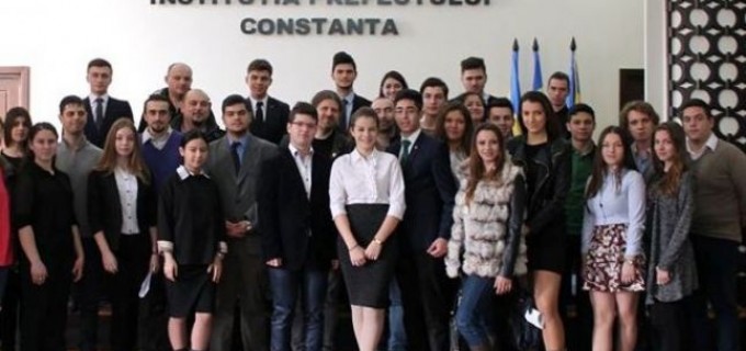 Tinerii din Constanța cer revocarea ministrului transporturilor pentru încălcarea legii educației