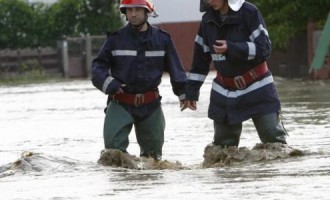 Pompierii militari salvează Constanţa de sub ape, aflată în voia capriciilor vremii…