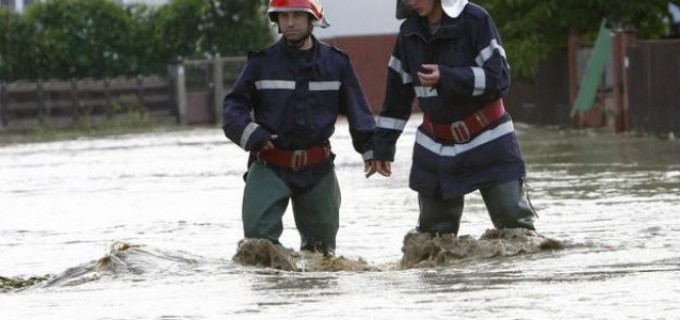 Pompierii militari salvează Constanţa de sub ape, aflată în voia capriciilor vremii…