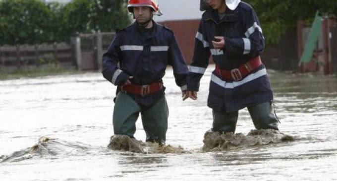 Pompierii militari salvează Constanţa de sub ape, aflată în voia capriciilor vremii…