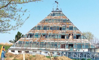 Copia fidelă a Piramidei lui Keops zace în uitare aproape de Piteşti