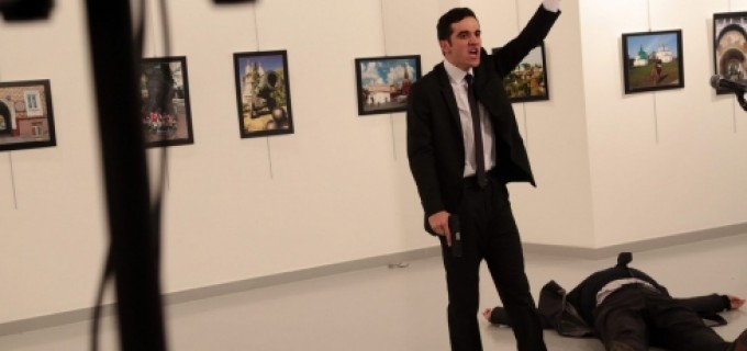 Atentat sângeros la Ankara soldat cu asasinarea ambasadorului Rusiei  (Foto-Video)