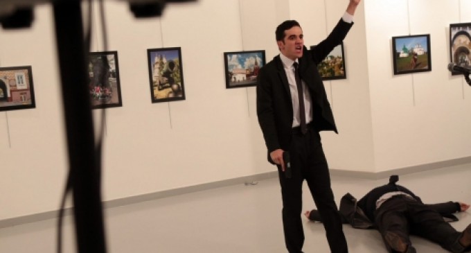 Atentat sângeros la Ankara soldat cu asasinarea ambasadorului Rusiei  (Foto-Video)