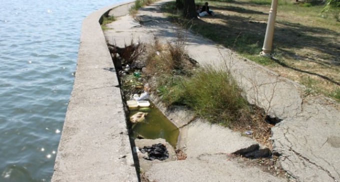 Ne închinăm la baltă, sau pupăm moaşte?