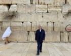 Mustăciosul varsă lacrimi şi vorbeşte singur la Zidul Plângerii