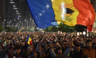 Val de proteste în Bucureşti şi Sibiu, acolo unde sute de oameni au mărşăluit în ploaie împotriva corupției